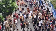 HUT ke-80 Jabar, Warga Bandung Tumpah Ruah Saksikan Kirab Budaya dari Gedung Merdeka ke Ge...