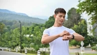 Smartwatch Jadi Andalan Pria Urban, Ini Rekomendasi Tangguh untuk Aktivitas Harian