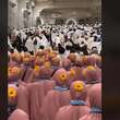 Viral Rombongan Umrah Diduga dari Indonesia Kompak Pakai Bunga di Kerudung, Sambil Teriakk...