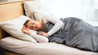 5 Kebiasaan Tidur yang Bantu Cegah Keriput dan Bikin Wajah Awet Muda