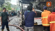 Bus AKAP Terbakar di Bangkalan, Rokok Ilegal Berceceran di Jalan