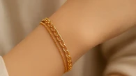Layering Minimalis, Coba Padukan Oval Tipis, Gelang Tali, dan Bangle Tipis untuk Efek Visu...