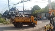 Bangkai Mobil Mewah Dievakuasi dari Reruntuhan Ponpes Al Khoziny Sidoarjo, Begini Penampak...