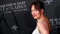 Dakota Johnson Terima Penghargaan di Karlovy Vary, Puji Sineas Celine Song: Mungkin Sutrad...