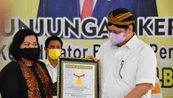 Cetak Rekor Muri, Menko Airlangga Bagikan 50 Ribu Butir Telur ke Warga Klaten