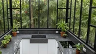 10 Model Dapur Mungil Tropis Tanpa Kabinet Atas dengan Pencahayaan Atap Kaca, Estetik Hema...