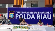 2 Kurir Narkoba Nekat Tabrak Polisi dengan Sepeda Motor