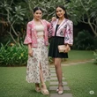 7 Gaya Mix & Match Blazer Crop Top Batik Pink Pastel, Curi Perhatian di 2025
