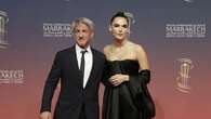 Sean Penn Gandeng Mesra Model Valeria Nicov di Karpet Merah, Rumor Hamil Duluan Beredar