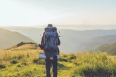 Beda Hiking dan Trekking, dari Durasi, Jalur, hingga Perlengkapan yang Wajib Dibawa