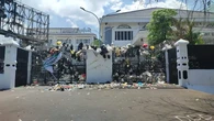 Gedung DPRD Jabar Dipenuhi Sampah, Dilempari Massa yang Kecewa Kondisi Indonesia
