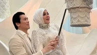 6 Potret Dekorasi Artistik Ultah Syahrini, Elegan dengan Kue Digantung Terbalik