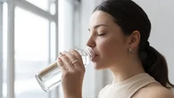 Beda Manfaat Minum Air Hangat vs Air Dingin di Pagi Hari, Mana yang Lebih Baik?