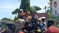 Ribuan Warga Kepung Kantor Gubernur Riau, Tolak Relokasi dari Taman Nasional Tesso Nilo