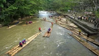 Jelajah Kearifan Lokal dan Kuliner Lezat di Sungai Amandit saat Festival Bamboo Rafting Lo...