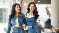 7 Inspirasi Styling Outer Crop Top Jeans Kekinian ala Korea Terbaru 2025, Tampil Keren Wak...