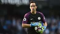 Claudio Bravo Siap Bantu Barcelona Atasi Krisis Kiper