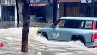 BYD Yangwang U8 Timbulkan Kekacauan Saat Banjir Topan Ragasa