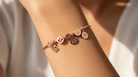 10 Gelang Charm Emas Rose Gold Kekinian 2025, Simbol Elegan & Ekspresi Diri