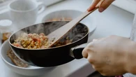 Jangan Goreng Tanpa Cek Suhu Minyak, Ini Tips Agar Makanan Tidak Berminyak dan Lebih Renya...