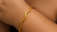 Gelang Emas Tebal vs Tipis untuk Tangan Berisi, Mana yang Bikin Tampil Elegan? Simak Tipsn...