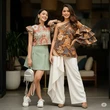 10 Inspirasi Outfit Baju Batik Lengan Ruffle Lipit Feminin untuk Berbagai Acara, Tren Fash...