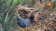 Detik-Detik Truk Pengangkut Kayu Terjun ke Jurang di Sukabumi