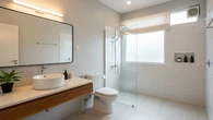 10 Cara Mengatasi Kamar Mandi Licin dengan Bahan Sederhana, Aman dan Efektif untuk Keluarg...