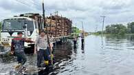 Jalan Lintas Timur Sumatra Terendam Banjir, Polres Pelalawan Siaga 24 Jam di Lokasi