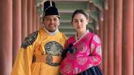 Potret Jennifer Dunn dan Keluarga Pakai Hanbok saat Nikmati Momen di Istana Gyeongbok