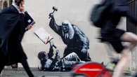 Mural Banksy yang Menggambarkan Hakim Memukuli Demonstran Dihapus dalam Waktu 2 Hari