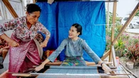 Kala Kahiyang Ayu Terkesima dengan Kreativitas Penenun Ulos di Samosir, Ikutan Menenun