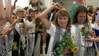Tampilan Greta Thunberg Setelah Dideportasi Israel, Disambut bak Pahlawan