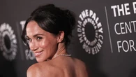 Meghan Markle Tampil Perdana di Paris Fashion Week demi Dukung Creative Director Balenciag...