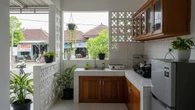 8 Desain Dapur Kecil Minimalis dengan Kombinasi Roster dan Tanaman, Estetik dan Rapi