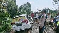 Hal yang Harus Dilakukan Sebelum Mobil Melintasi Rel Kereta