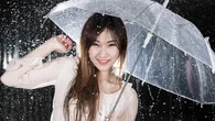 Item Fashion Wajib untuk OOTD Stylish di Musim Hujan, Belanja Hemat lewat SPayLater Super ...