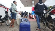 Perjuangan Warga Jember Beli Bensin, Tempuh Jalur Ekstrem Lewati Lereng hingga ke Banyuwan...