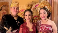 7 Pesona Krisdayanti Kenakan Kebaya Bali Brokat Merah di Nikahan Kakak Sarah Menzel