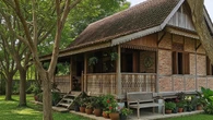 7 Desain Rumah Kampung Kombinasi Kayu dan Bata Ekspos Bernuansa Rustic dengan Halaman Hija...