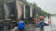 Truk Ekspedisi Bermuatan Ribuan Paket Terbakar di Tol Lampung