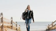 12 Inspirasi Padu Padan Jaket Kulit Oversized, Penampilan Lebih Standout