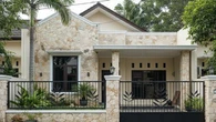 8 Gambar Rumah Minimalis Batu Alam dan Pagar Besi Tampak Depan, Inspirasi Hunian Modern El...