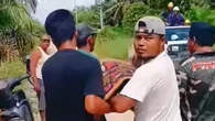 Ambulans Susah Dipinjam, Warga Sinamanenek Kampar Berjibaku Gotong Jenazah Berjalan Kaki