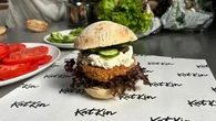 Chef Michelin Star Ciptakan Burger untuk Kucing, Manusia Ternyata Juga Doyan