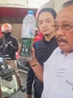 Warga Mengeluh Motor Brebet Usai Diisi Pertalite, Wakil Wali Kota Surabaya Tunjukkan Dua C...