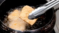 Trik Menggoreng Tahu yang Sering Meledak agar Bisa Renyah Merata Tanpa Ribet, Aman untuk P...