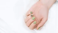 7 Nail Art yang Bikin Kulit Cerah, Tangan Auto Glowing dan Elegan
