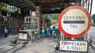 Dibakar saat Demo, 7 Pintu Tol di Ruas Cawang-Tomang-Pluit Dalam Perbaikan