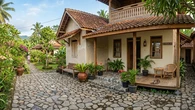 7 Perpaduan Lantai Teras Batu Alam dengan Rumah Sederhana Desa yang Estetik